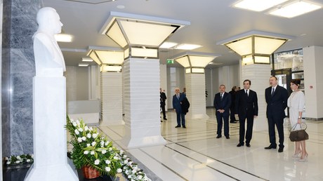 İlham Əliyevə tar hədiyyə olundu-FOTOLAR