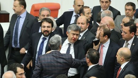 Türkiyə parlamentində qanlı dava - FOTOLAR