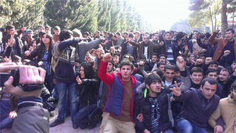 Bakı Dövlət Universitetində tələbələrin aksiyası keçirilib - FOTOLAR