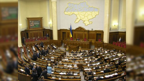 Yanukoviçin yaxın dostu və 28 tərəfdarı fraksiyadan getdi, Ali Rada spikeri istefa verdi