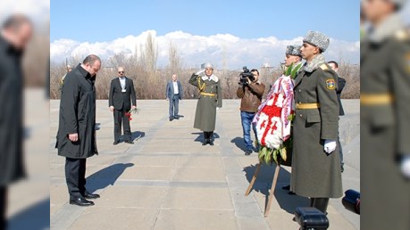 Gürcü prezident “erməni soyqırımı” abidəsinə baş əydi - FOTO