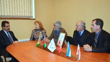 Fərəc Quliyev dünya şöhrətli rəssamı təltif edib