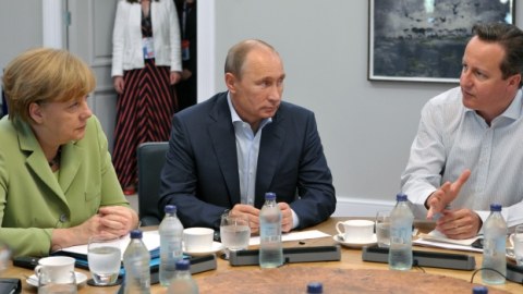 Putin Angela Merkel və Devid Kameronla Ukraynanı müzakirə etdi