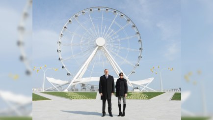 İlham Əliyev birinci xanımla attraksionda - FOTOLAR