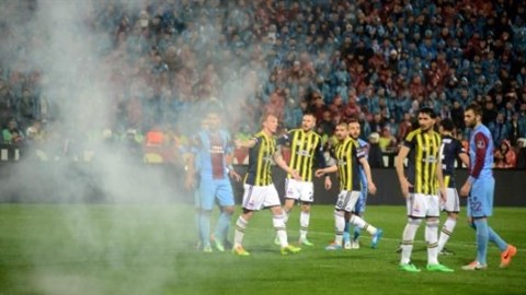 Türkiyə Superliqasında QALMAQAL: "Trabzonspor" - "Fənərbaxça" oyunu yarımçıq qaldı