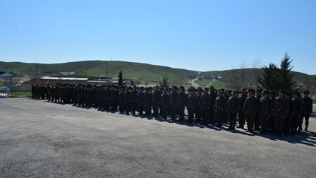 İcra başçısı düşmənlə üz-üzə dayanan əsgərlərlə görüşdü  