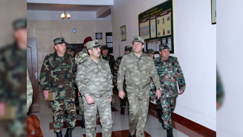 General Nəcməddin Sadıkov cəbhədəki hərbi hissələri yoxlayır