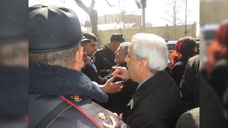 QAT Rusiya səfirliyi qarşısında aksiya keçirdi - FOTOLAR