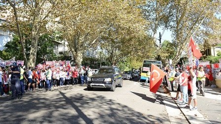 Sidneydə aksiyaı keçirən ermənilər - Qarabağı itirdiniz,Ağrı dağ da bizimdir