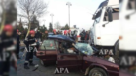 Gəncədə yük və minik maşınları toqquşub, 6 nəfər ölüb - FOTO