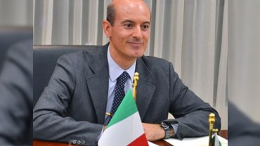 Səfir uşaq alverində ittiham olundu 