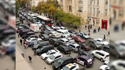 Paytaxtın metro stansiyalarına gedən yollarında tıxac 