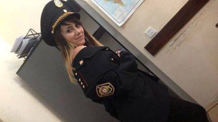 Azərbaycan polisinin formasını geyən qızdan biabırçı POZA - FOTO