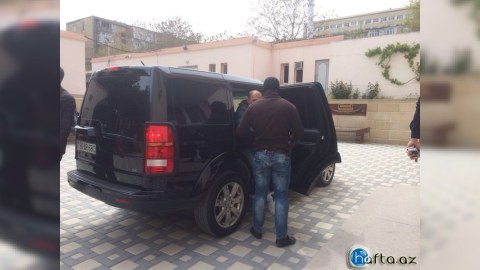 Jurnalist Rauf Mirqədirovu məhkəməyə qara maskalılar gətirdi  - FOTO