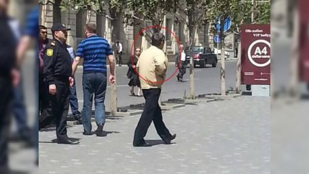 Bakıda bir nəfər nazirlik binası önündə özünü yandırmaq istədi 