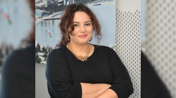 Erməni mahnıları səsləndirən verilişin aparıcısı: “Niyə bizi topa tuturlar?! Anlamırıq!”