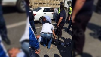 Sürücü maşınını polisdən almaq üçün asfalta uzanıb