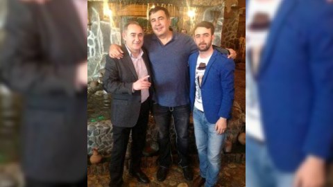 Saakaşvili Bakıdakı “Şəki” restoranında müğənni ilə şəkil çəkdirdi - FOTO