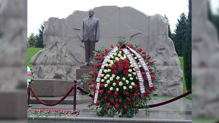 Prezident Heydər Əliyevin məzarını ziyarət edib