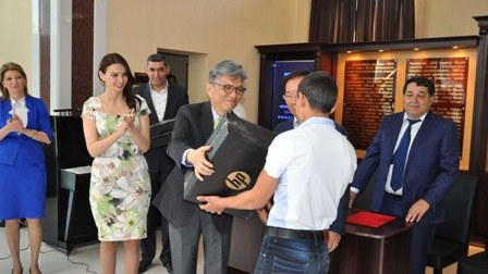 Koreya səfiri Tovuzun fəal gənclərinə kompüterlər payladı - FOTO