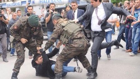 Ərdoğanın vətəndaşı təpikləyən müşaviri işdən qovuldu