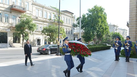 Prezident Xalq Cümhuriyyətinin abidəsi önündə - FOTOLAR