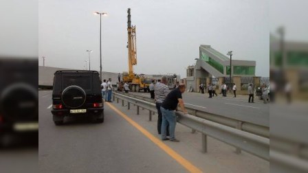 Bakıda yerüstü piyada keçidi uçdu, 6 nəfər xəsarət aldı - VİDEO