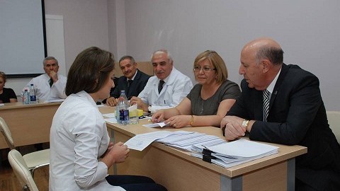 Tibb Universitetinin sonuncu kurs tələbələri dövlət imtahanı verir