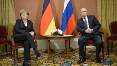 Putin Merkellə görüşdü - FOTO