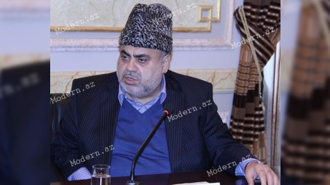 Allahşükür Paşazadə axund və imamlara vahid geyim paylayıb 
