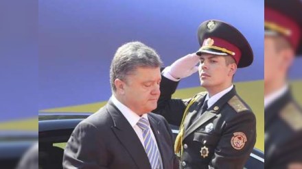 Poroşenkonun inauqurasiya mərasimində əsgərin ürəyi getdi - VİDEO