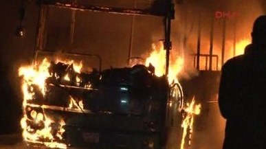 Türkiyədə gərginlik: “Molotov kokteyli” avtobusu yandırdı - bir nəfər öldü