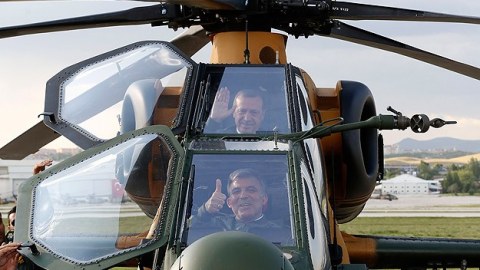 Ərdoğan və Gül helikopter pilotları oldular - FOTOLAR