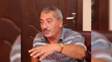 Rüstəm Behrudi iki yazarın söz davasına qoşuldu