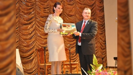 Qənirə Paşayevaya " İraq türkmanlarına və Türk Dünyasına xidmət" ödülü verildi