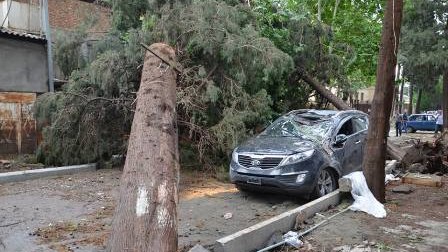 Güclü külək Bakıda avtomobilləri əzdi, evin dam örtüyünü uçurdu