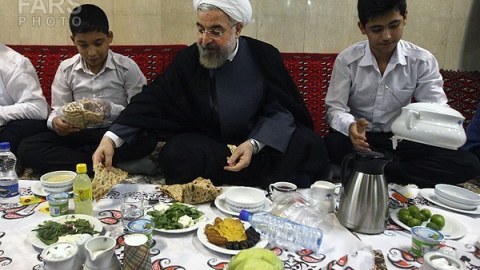 İran prezidenti yetim uşaqlarla birgə iftar süfrəsində - FOTOLAR
