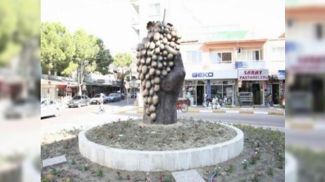 Qarpız, yemiş, yumurta və eybini örtən silindirli Atatürk - Türkiyədəki əcaib heykəllər - FOTOLAR