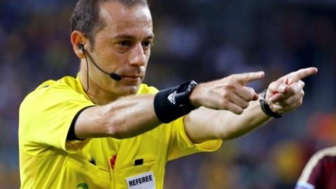 FİFA yarımfinal oyununu Cüneyt Çakıra etibar etdi