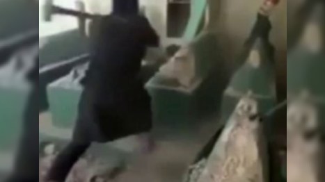 İŞİD-in daha bir vəhşiliyi: Peyğəmbərin məzarını dağıtdılar 