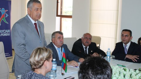 Vahid Əhmədov seçicilərinin problemlərini dinləyib