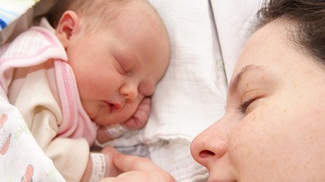 Azərbaycanda ana və uşaq ölümünə görə 13 həkim işdən qovuldu
