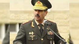 Müdafiə naziri jurnalistləri təbrik etdi