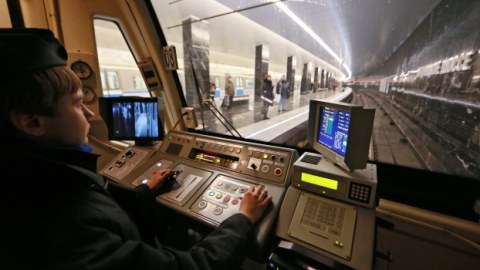 Metroda maşinist yatdı, qəzanın qarşısı son anda alındı