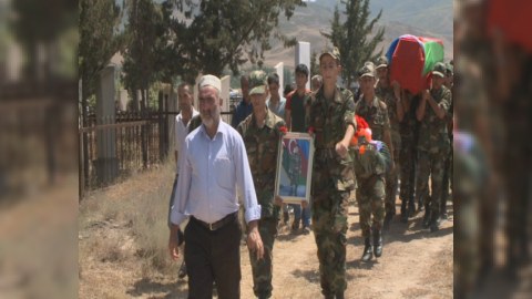 Şəhid əsgərin tabutundakı bayraq atasına verildi - FOTO