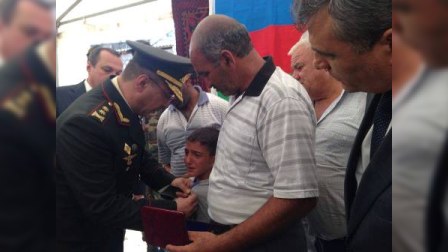 Şəhid gizirimizin medalı oğluna verildi - FOTO