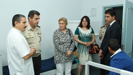 Deputat yaralı əsgərlər və onların valideynləri ilə görüşüb