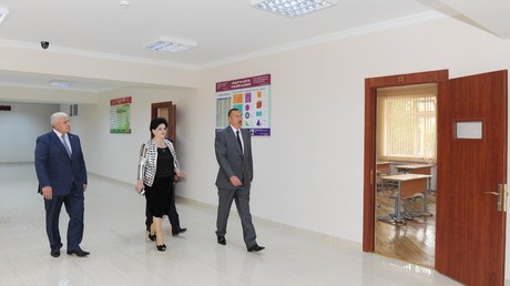 Prezident məktəbdəki yenidənqurma işləri ilə tanış olub – FOTOLAR 