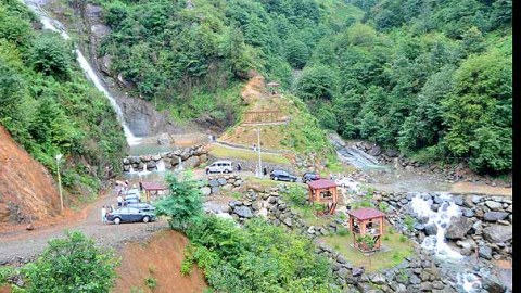 Şəlalə daşdı, yollar bağlandı