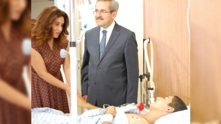 Türkiyəli deputat yaralı əsgərlərmizə baş çəkib FOTO